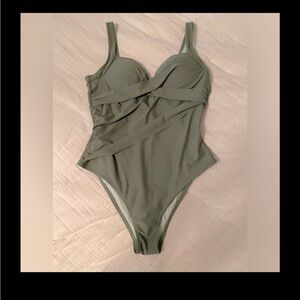CUPSHE one piece swim suit size L, never worn